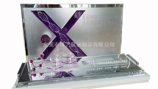 我們?cè)诙ㄖ苼喛肆φ故炯軙r(shí)，應(yīng)該選擇UV印刷還是絲印呢？